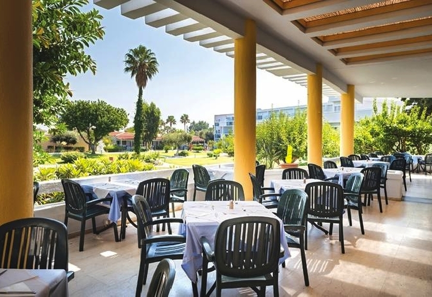 Genießen Sie Ihr Essen mit einem tollen Ausblick über den Garten des Hotels.