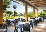 Genießen Sie Ihr Essen mit einem tollen Ausblick über den Garten des Hotels.