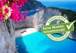 Navagio Beach, die berühmte Schmugglerbucht, gilt als einer der spektakulärsten Strände Griechenlands.