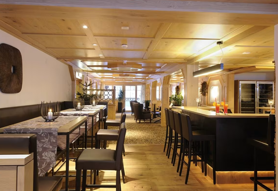 In der gemütlichen Lounge mit Bar erwarten Sie leckere Drinks und gesellige Stunden.