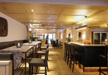 In der gemütlichen Lounge mit Bar erwarten Sie leckere Drinks und gesellige Stunden.