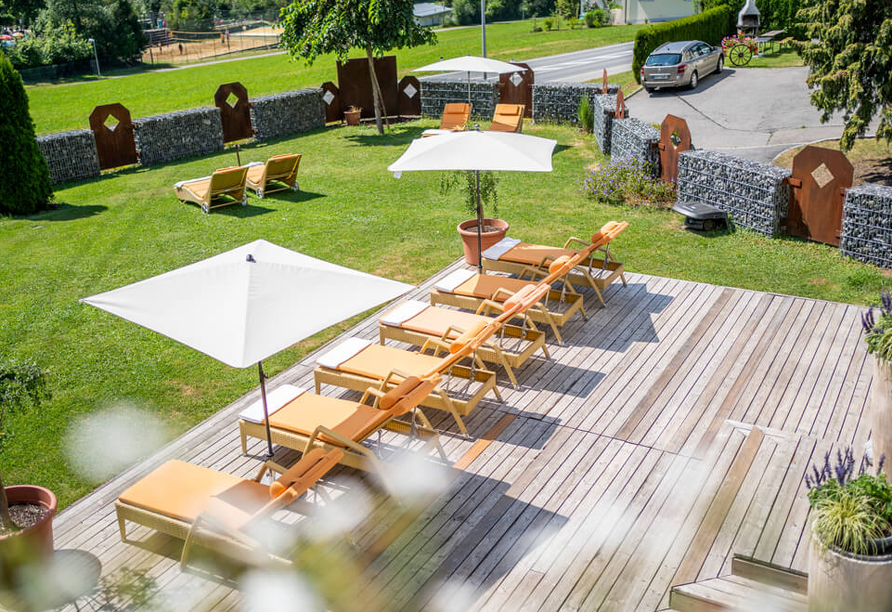 Die Terrasse und der Garten laden zum Entspannen an der frischen Luft ein.