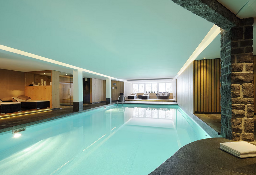 Das Hallenbad des Hotels lädt zum Entspannen ein.