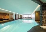 Das Hallenbad des Hotels lädt zum Entspannen ein.