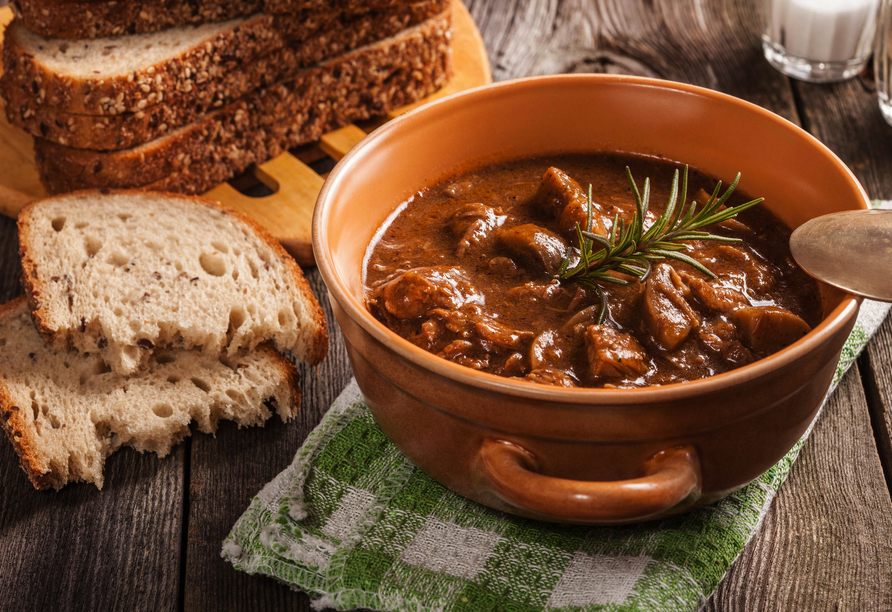 Probieren Sie unbedingt eine wärmende Gulaschsuppe auf einer der urigen Almhütten.