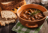 Probieren Sie unbedingt eine wärmende Gulaschsuppe auf einer der urigen Almhütten.
