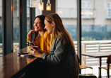 Besuchen Sie eines der gemütlichen Cafés in Schruns und wärmen Sie sich bei einem Kaffee auf.