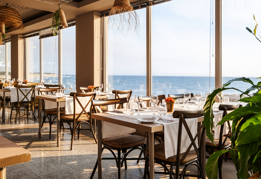 Das Restaurant im Axis Ofir Beach Resort begeistert mit einer tollen Aussicht.