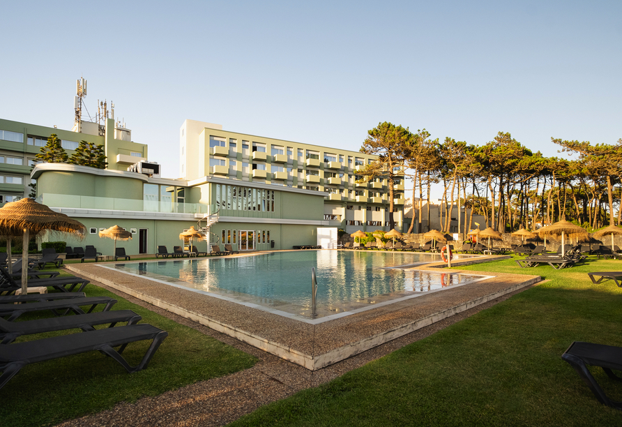 Freuen Sie sich auf eine Abkühlung im Pool des Axis Ofir Beach Resorts.