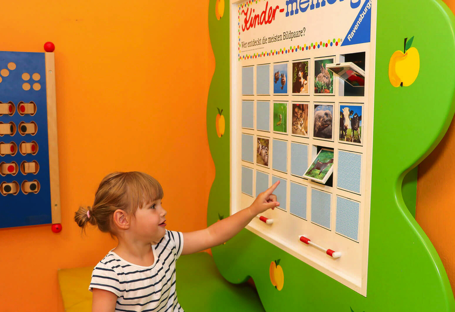 Die kleinen Gäste können sich auf dem Indoor-Spielplatz austoben.