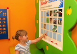 Die kleinen Gäste können sich auf dem Indoor-Spielplatz austoben.