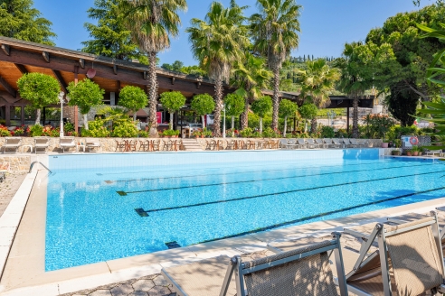 Entspannen Sie am ruhigen Außenpool des Sporthotels Olimpo.