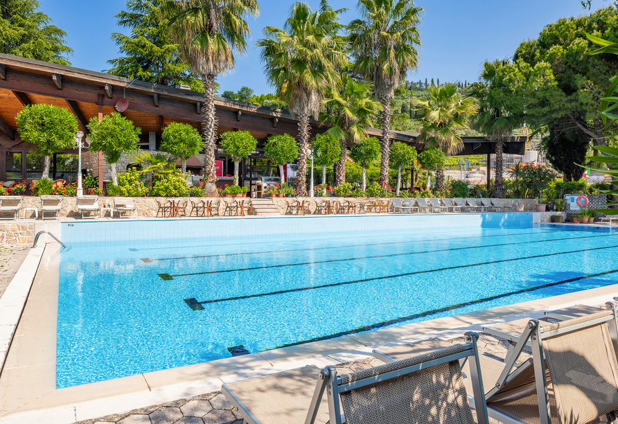 Entspannen Sie am ruhigen Außenpool des Sporthotels Olimpo.
