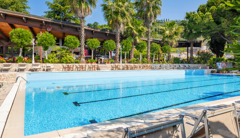 Entspannen Sie am ruhigen Außenpool des Sporthotels Olimpo.