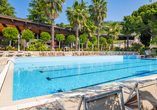 Entspannen Sie am ruhigen Außenpool des Sporthotels Olimpo.