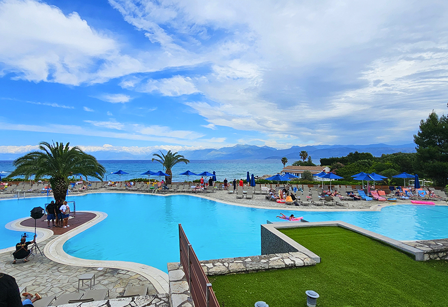 Außenpoolanlage Mareblue Beach Resort Hotel