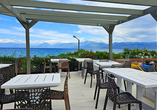 Die Terrasse bietet einen herrlichen Ausblick.