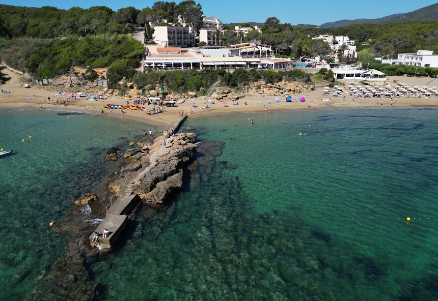 Ihr Hotel Invisa Cala Blanca empfängt Sie in traumhafter Lage direkt am Strand.