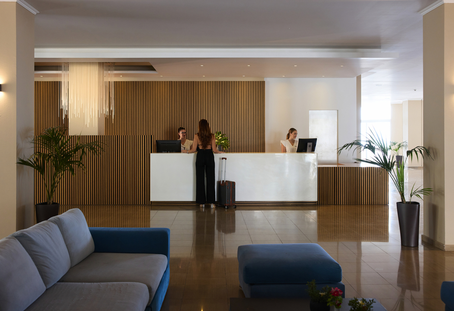 Die Rezeption des Miraluna Beach Resorts empfängt Sie herzlich!