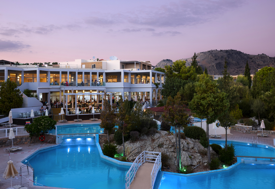 Wenn die Sonne untergeht, zeigt sich das Miraluna Beach Resort von seiner schönsten Seite.