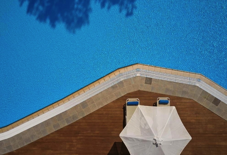 Von der Terrasse Ihres Doppelzimmers Swim Up gelangen Sie ganz schnell in den Pool.