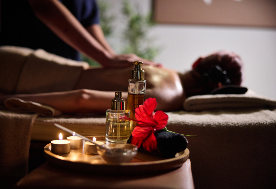 Erholen Sie sich vom Alltag bei einer wohltuenden Massage im Wellnessbereich.