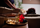 Erholen Sie sich vom Alltag bei einer wohltuenden Massage im Wellnessbereich.