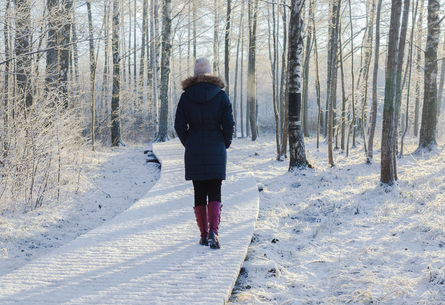 Winterwanderungen laden dazu ein, die verschneite Landschaft zu entdecken.