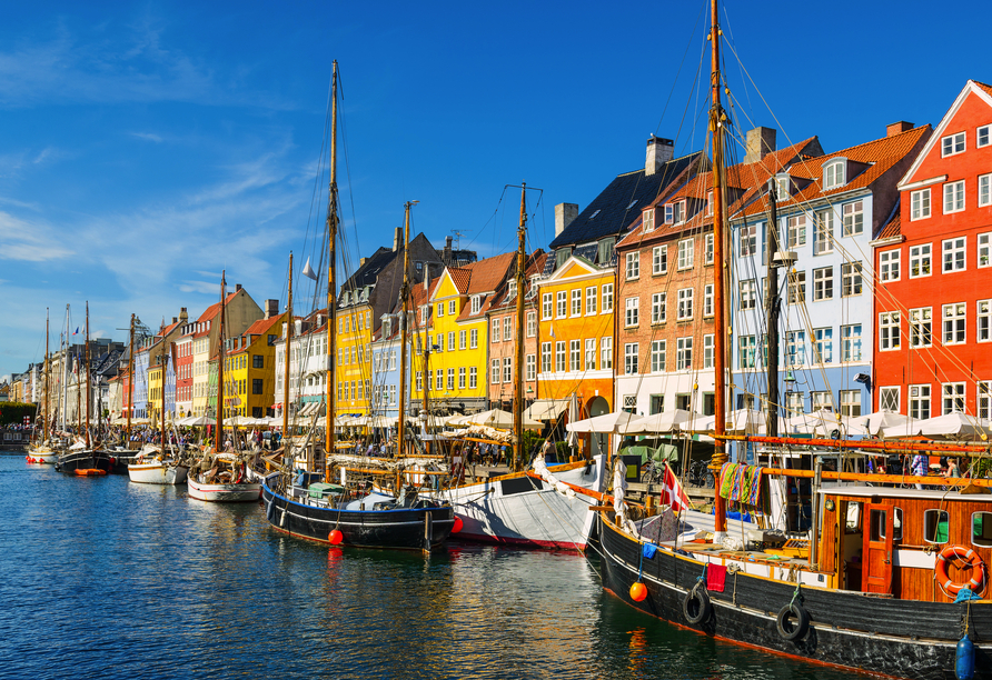 Bunte Giebelhäuser, sanft schaukelnde Boote und lebendiges Treiben machen Nyhavn zum Herz Kopenhagens und schaffen eine einzigartige Atmosphäre.