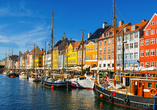 Bunte Giebelhäuser, sanft schaukelnde Boote und lebendiges Treiben machen Nyhavn zum Herz Kopenhagens und schaffen eine einzigartige Atmosphäre.