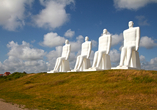 Weiß leuchtend vor dem Meer erhebt sich „Men meets the Sea“ – ein stilles Symbol für die Verbindung zwischen Mensch und Natur.