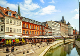 Wenn sich die Sonne im Wasser spiegelt und die Straßencafés zum Verweilen einladen, zeigt Aarhus an der Åboulevarden seine lebendige Seite.