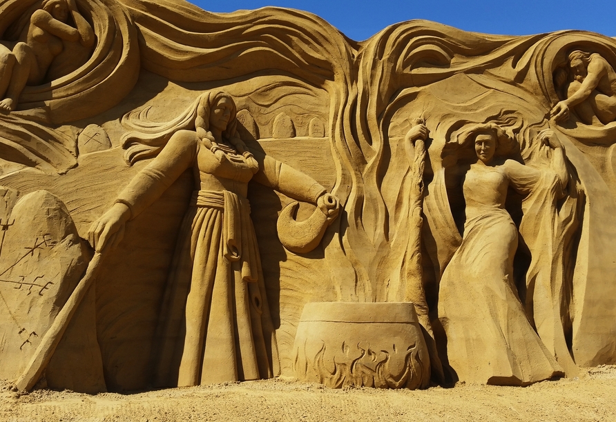 Feiner Sand wird zu Kunst, wenn in Søndervig jedes Jahr beeindruckende Sandskulpturen entstehen und die Besucher ins Staunen versetzen.