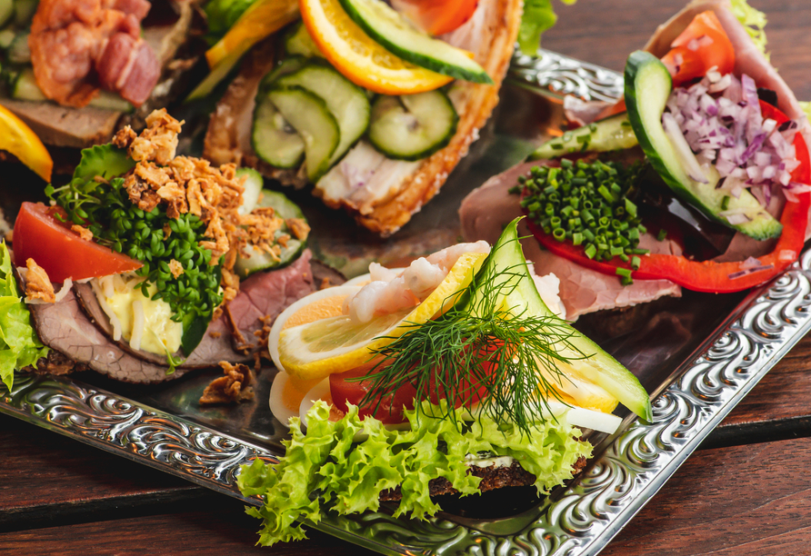 Frisches Brot, köstlicher Belag und liebevolle Zubereitung machen Smørrebrød zu einem echten Klassiker der dänischen Küche.