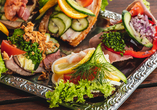 Frisches Brot, köstlicher Belag und liebevolle Zubereitung machen Smørrebrød zu einem echten Klassiker der dänischen Küche.