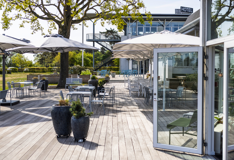 Die sonnenverwöhnte Terrasse des Hotels Comwell Køge in Køge lädt zum Verweilen ein. 