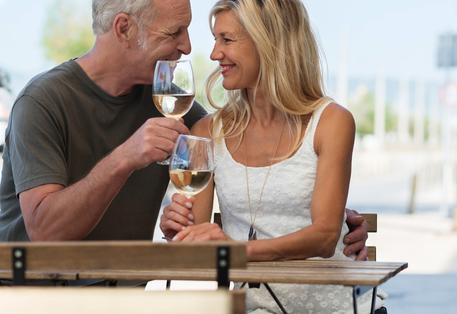 Wenn die Sonne über den dänischen Gassen steht, wird ein Glas Wein im Café zum kleinen Stück Sommerglück.
