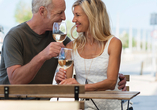 Wenn die Sonne über den dänischen Gassen steht, wird ein Glas Wein im Café zum kleinen Stück Sommerglück.