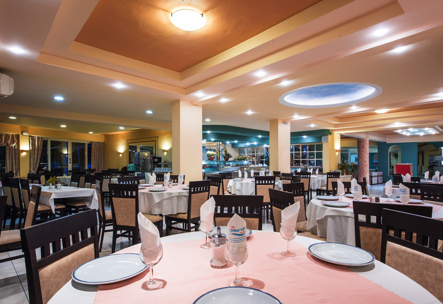 Nehmen Sie Platz im Restaurant Ihres Hotels.