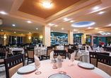 Nehmen Sie Platz im Restaurant Ihres Hotels.