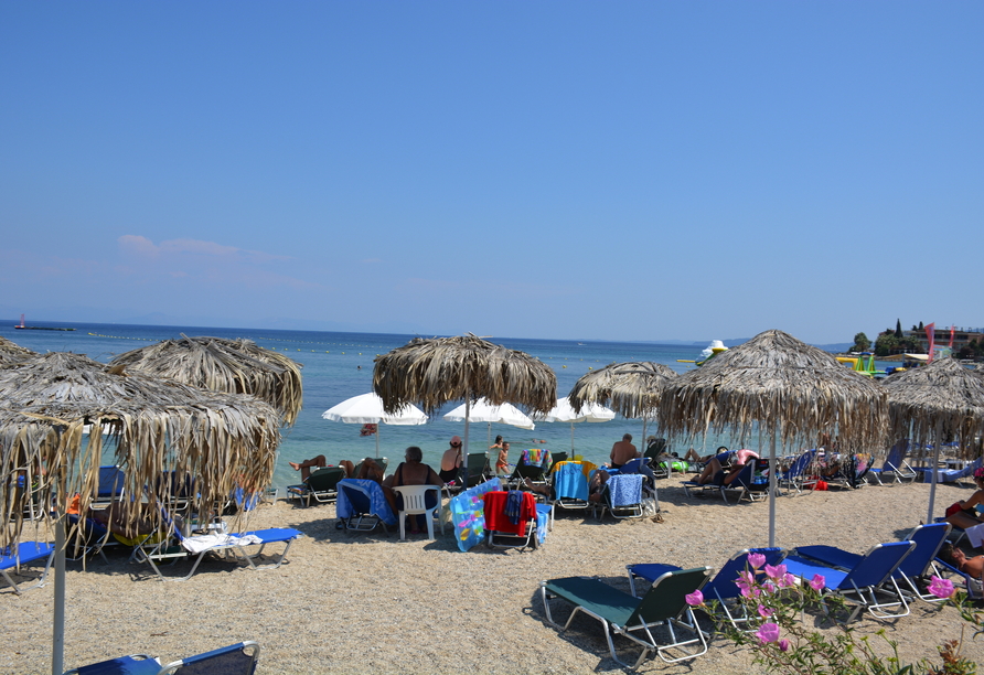 Genießen Sie die griechische Sonne direkt am Strand Ihres Hotels.