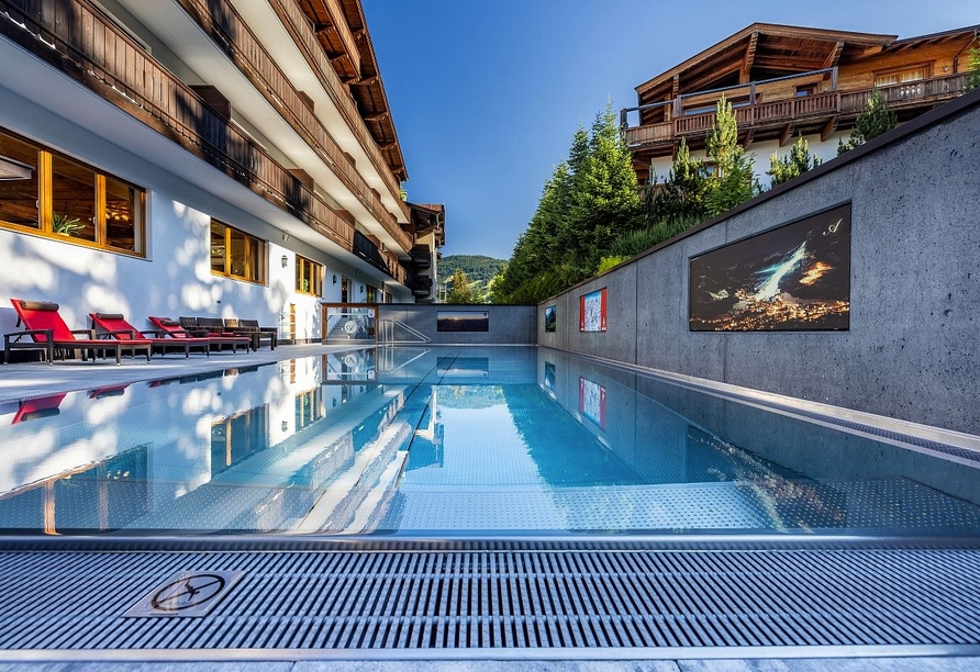Freuen Sie sich auf den schönen Außenpool des Hotels.