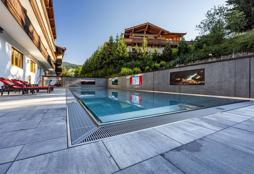 Der Außenpool des Lifthotels Aschaber