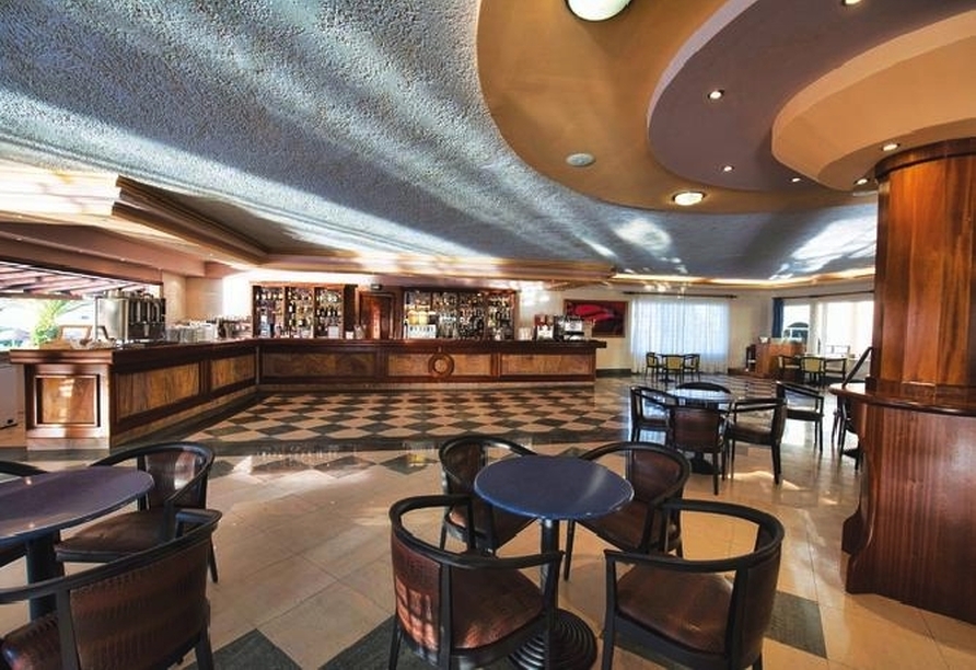 Die Hauptbar des Hotels verwöhnt Sie mit erfrischenden Getränken.