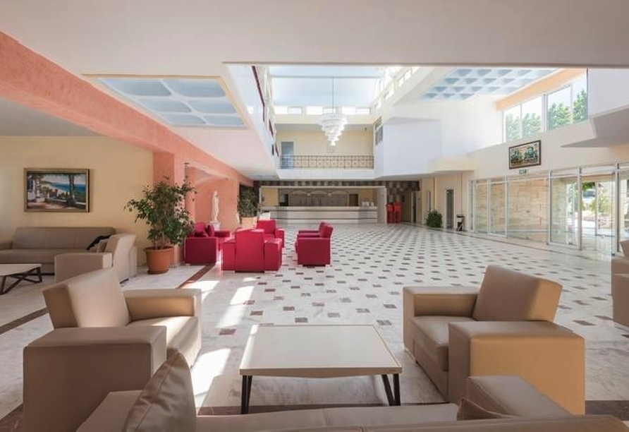 Die Lobby des Eurovillage Achilleas Hotels in Mastichari empfängt Sie stilvoll.