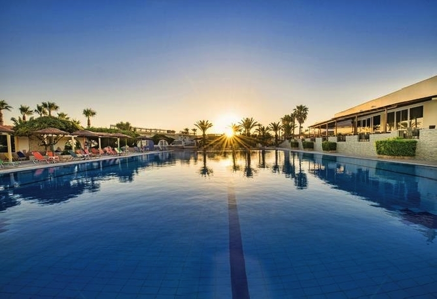 Entspannen Sie am großen Pool Ihres Hotels.