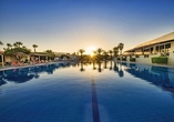 Entspannen Sie am großen Pool Ihres Hotels.
