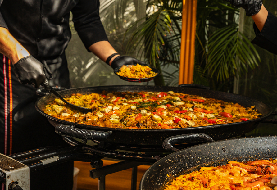 Probieren Sie unbedingt eine traditionelle, spanische Paella mit Meeresfrüchten!
