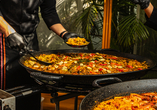 Probieren Sie unbedingt eine traditionelle, spanische Paella mit Meeresfrüchten!