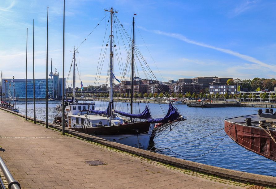 Der Kieler Hafen begeistert mit maritimem Flair und beeindruckenden Ausblicken.
